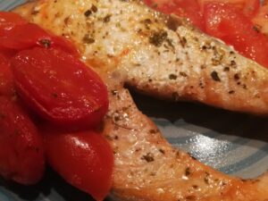 Trancio di salmone al forno con pomodorini