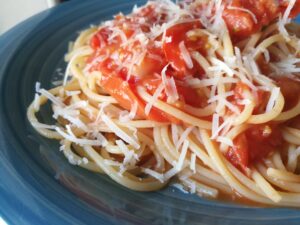 Spaghetti con pomodorini freschi e grana