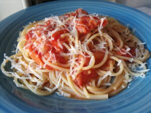 Spaghetti con pomodorini freschi e grana