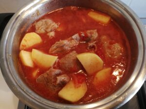 Spezzatino con patate e piselli