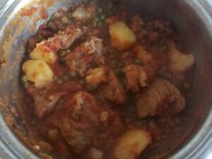 Spezzatino con patate e piselli