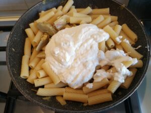 Pasta con crema di ricotta e carciofi