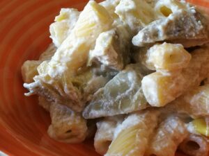 pasta con crema di ricotta e carciofi