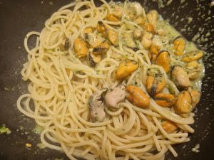 Spaghetti con cozze e crema di zucchine